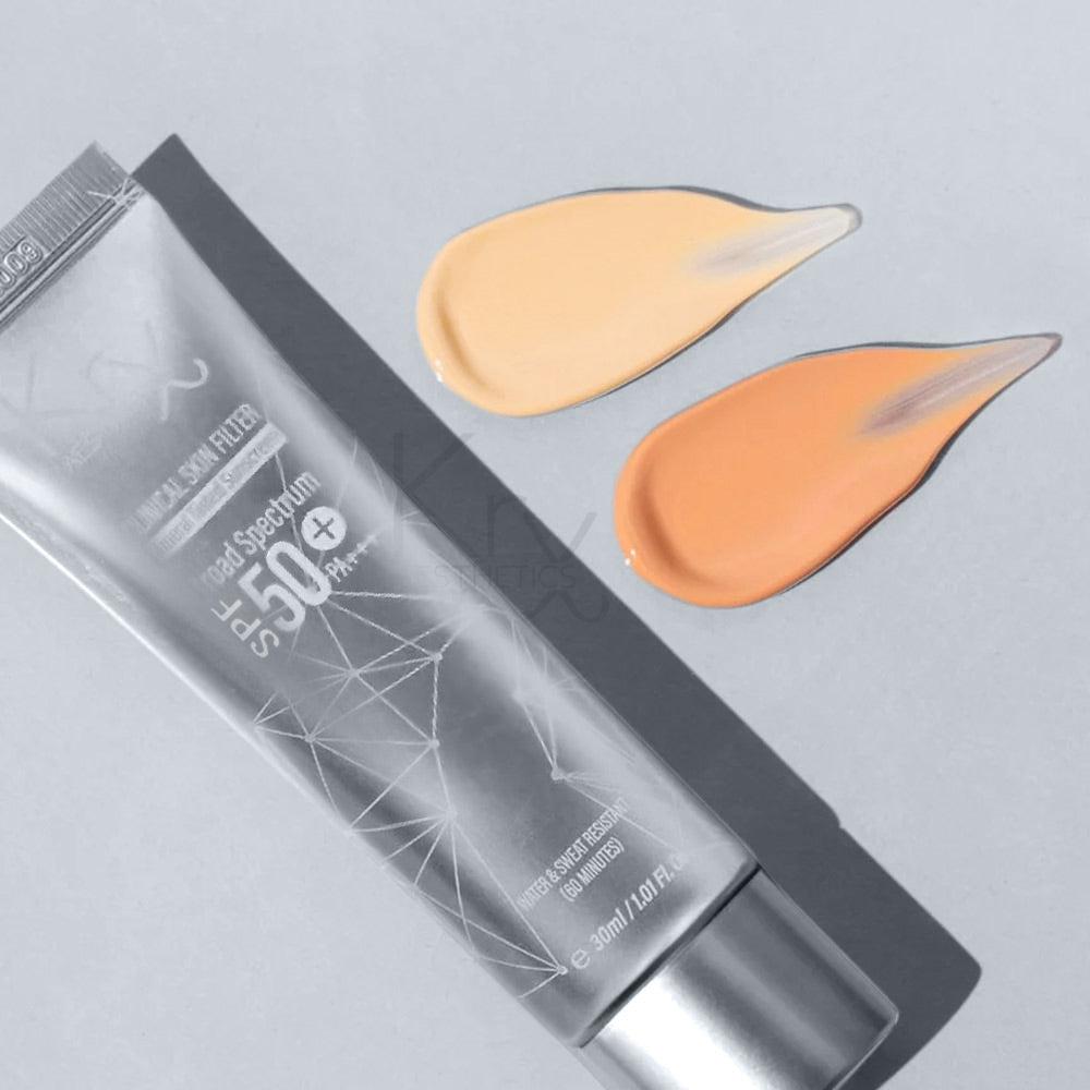 KrX Aesthetics Tinted Sun Protection – Tube mit SPF 50+ PA++++, zwei Creme-Swatches in getönter, cremige Textur