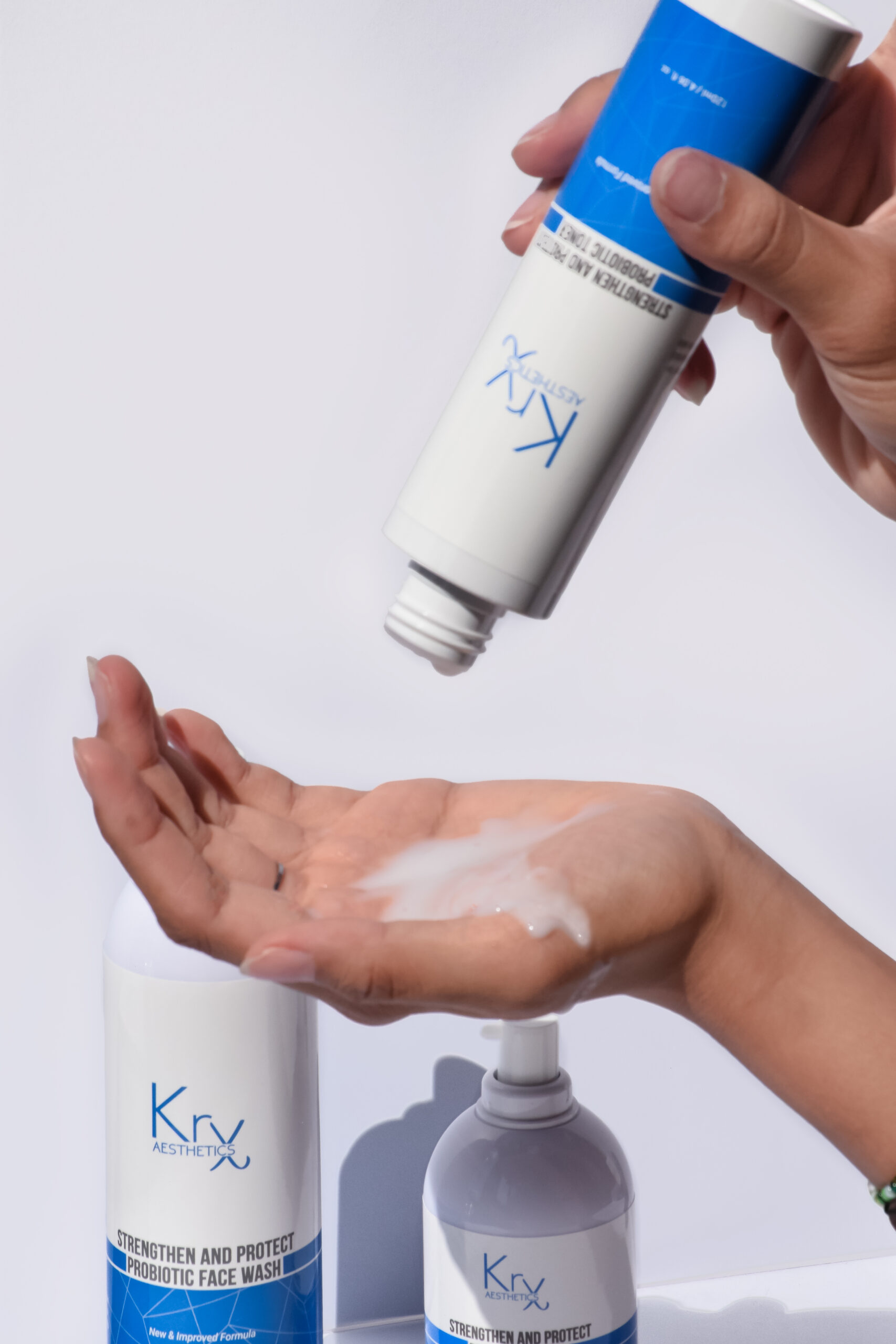 KrX Aesthetics Probiotic Face Wash – Produkt wird in die Hand dosiert, sanfte Reinigungsroutine