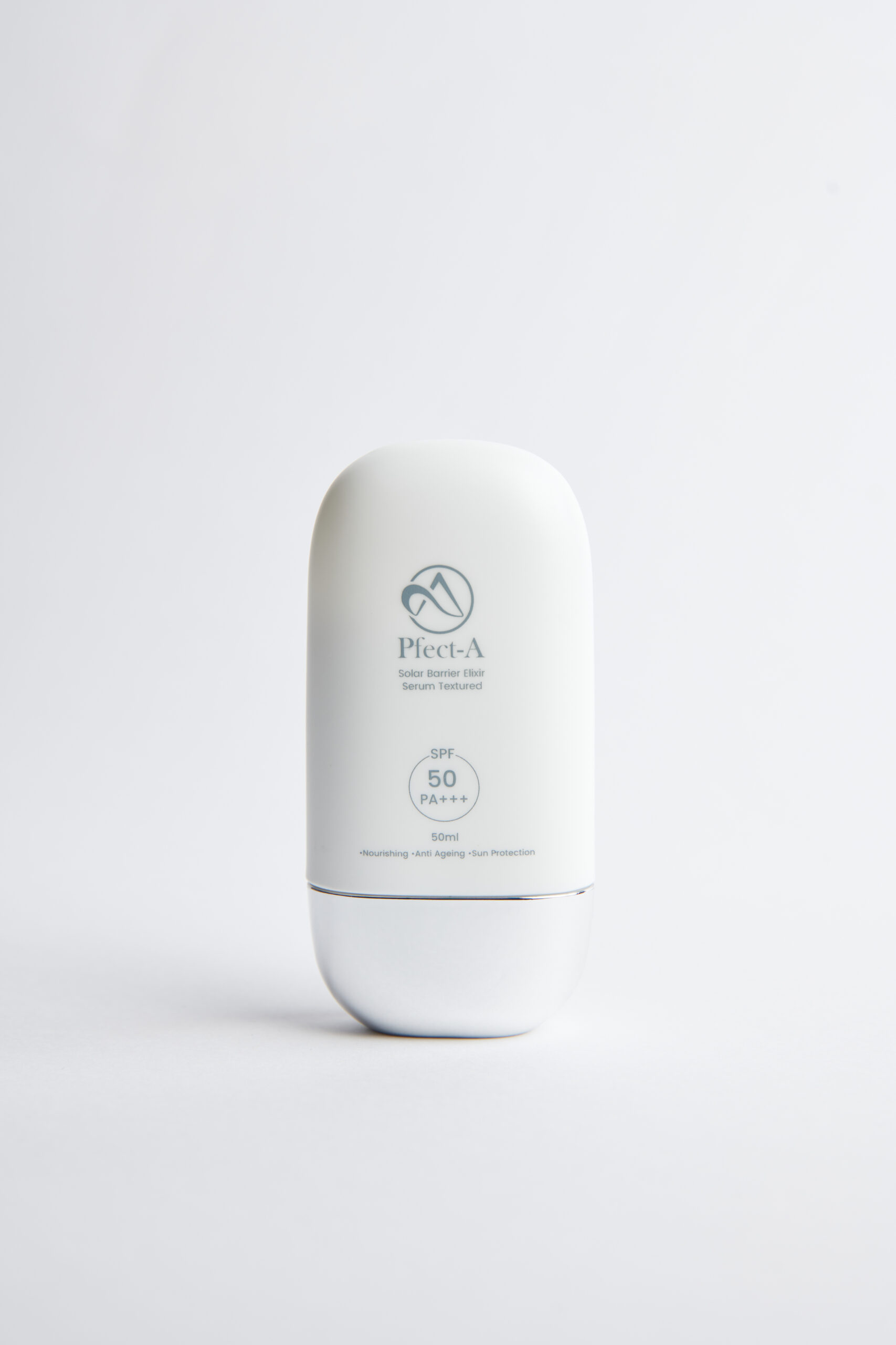 Pféct-A Solar Barrier Elixir SPF 50 – eleganter, weißer Flakon mit minimalistischer Aufschrift auf hellem Hintergrund.